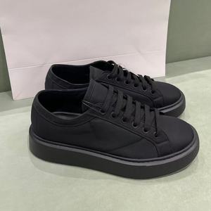 Chaussures de sport pour hommes à semelle épaisse noire, respirantes, antidérapantes, augmentant la taille, chaussures de marche décontractées tendance - Product Image 1