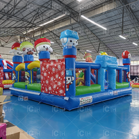 Château gonflable avec toboggans et obstacles d'escalade sur le thème des dessins animés pour les fêtes d'anniversaire des enfants