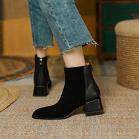 Bottines élégantes pour femme, design à talon carré. Bout carré, fermeture éclair au dos. Bottes élégantes pour le bureau et le style décontracté.