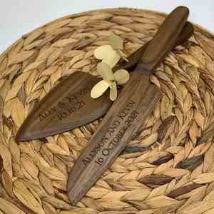 Juego de Cuchillo y Servidor de Madera Personalizado con Texto Grabado, Regalo de Boda para Cortar Pastel - Product Image 1