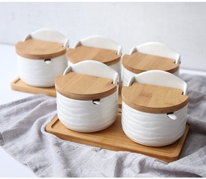 Contenitore per condimenti di erbe in porcellana cucina di casa cremagliera di bambù vasetto di spezie in ceramica Set di bottiglie di zucchero con vassoio in legno e coperchi - Product Image 1