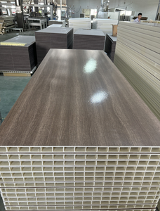 Panel de puerta WPC de 35mm, 40mm, 45mm, 54mm de espesor, interior moderno, compuesto de madera de <span class=keywords><strong>PVC</strong></span>, perfil WPC, materia prima, puerta de montaje WPC - Product Image 2
