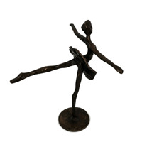 Sculpture moderne en cuivre faite à la main, figurine de ballerine en position de coup de jambe haute, décoration de bureau à domicile