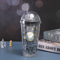 Venta al por mayor de doble capa de estrella astronauta botella de plástico creativa botella de agua Micro-visión planeta aplastado taza de paja taza de hielo