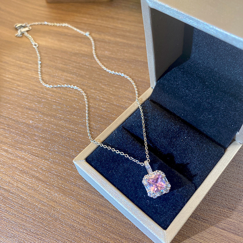 Diamant carré rose argenté D03