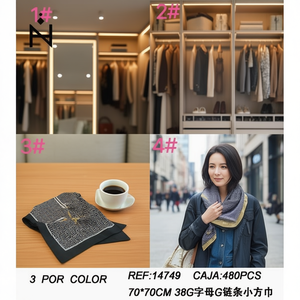 Foulard Quadrato con Motivo a Catena G 70x70cm, Accessorio Moda Leggero per Donne - Product Image 3