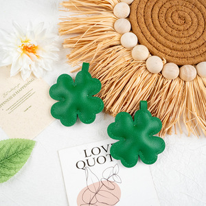 Lindo Mini Llavero de Cuero PU con Trébol Verde, Amuleto de la Suerte de Cuatro Hojas para el Día de San Patricio, Colgante para Mochila, Llavero para Coche, Regalo Popular - Product Image 6