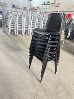 Chaise empilable moderne et durable en plastique PP avec pieds en métal noir pour salle de classe, formation, église, bureau, événement, salle à manger, concert