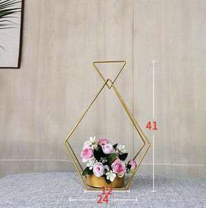 Vente chaude Or Coeur En Métal Décoration <span class=keywords><strong>De</strong></span> Mariage Centres <span class=keywords><strong>De</strong></span> <span class=keywords><strong>Table</strong></span> <span class=keywords><strong>De</strong></span> Mariage Fleur Stand Avec Poignée pour Décor <span class=keywords><strong>De</strong></span> Fête <span class=keywords><strong>De</strong></span> Mariage - Product Image 5