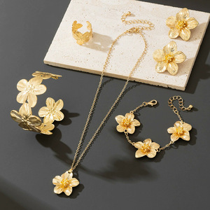 Offre Spéciale femmes plaqué <span class=keywords><strong>or</strong></span> bohème collier floral ensemble simple mais élégant superposition pièces pour les fêtes <span class=keywords><strong>de</strong></span> mode <span class=keywords><strong>de</strong></span> rue cadeau - Product Image 6