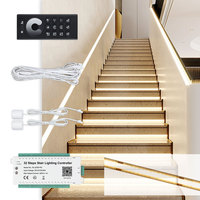 Contrôleur intelligent d'éclairage d'escalier à 32 étapes avec télécommande via application et capteur de mouvement PIR, éclairage dynamique des marches et des côtés avec suivi RGB pour