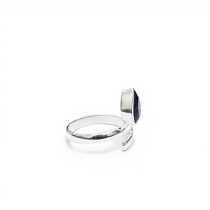 Bague ajustable minimaliste en argent 925 avec saphir, forme goutte d'eau, sertissage clos, bijou unisexe pour usage quotidien - Product Image 4