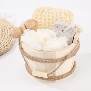 Ensemble cadeau de beauté et de spa personnalisé de 6 pièces, ensemble de bain en bois comprenant une brosse à cheveux, une pierre ponce et des éponges de bain - Product Image 6