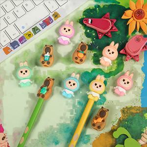 Vente en gros de protège-stylos en PVC souple personnalisés, avec image de poupée de dessin animé, accessoires de papeterie pour l'école primaire, embouts de crayon en plastique - Product Image 5
