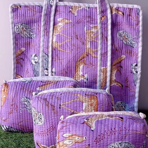 Bolso Tote Acolchado con Diseño de Animales del Bosque en Tono Morado y Set de Bolsa de Cosméticos, Organizador de Maquillaje de Viaje Hecho a Mano en Algodón - Product Image 1