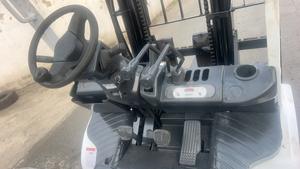 Montacargas Usado TCM KOMATSU HELI FD30T4, Pantalla, 3/5/7/8/10 Toneladas, Motor Diésel Isuzu o Nissan, Apilador - Product Image 4