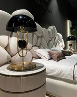 Lit double en cuir de luxe italien Villa moderne Meubles de chambre à coucher principale Conception irrégulière de lit doux haut de gamme