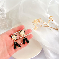 Anting Mutiara Camellia Nomor 5 Klasik Terlaris Jarum Perak S925 Aksesoris Perhiasan Mewah Wanita Elegan untuk Pesta Pernikahan.