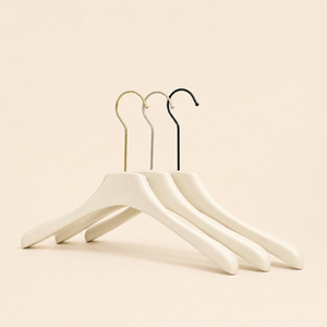 Cintre en bois robuste et durable de qualité supérieure avec épaules arrondies pour l'approvisionnement des marques de vêtements hôteliers - Product Image 5