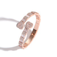 Venta Directa de Fábrica de Nuevos Accesorios de Hip-hop y Rap, Brazalete Abierto Moderno con Incrustaciones de Circonio en Forma de Corazón