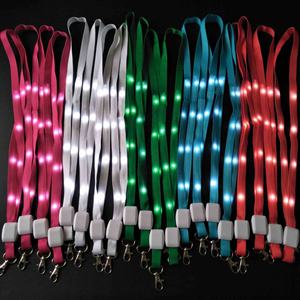 Lanyard LED Blanco con Luz Intermitente, Control Remoto, para Conferencias y Fiestas, Personalizable con Impresión OEM, con Batería de Botón - Product Image 2