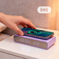 Slimme elektrische moderne LED RGB staande wekker met draadloze oplader voor slaapkamer, tafelklok met oplader