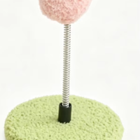 Jouet vertical à ressort pour chat, balle rose douce et moelleuse avec base en peluche verte pour l'amusement et la stimulation des chatons en intérieur