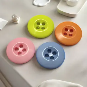 Boutons fantaisie 4 trous pour enfants Vente en gros Fabricant de boutons en plastique résine mate