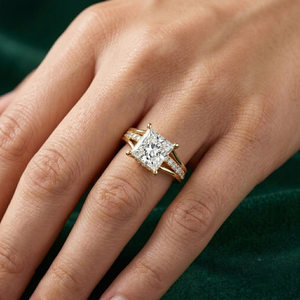 Bague moderne en or avec diamant de laboratoire taille princesse, sertie de quatre griffes, design triple bande, spéciale pour femme - Product Image 1