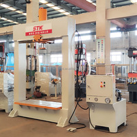 Presse hydraulique à portique personnalisée de 63 tonnes, utilisée pour le formage de matériaux composites et le emboutissage profond de tôles.