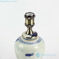 DS106-RZFZ06-A chinois lampe de bureau Antique bleu blanc peint à la main oiseau motif Floral corps en céramique E14 ampoule Table support en laiton