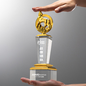 Trophée personnalisé en cristal et métal, gravé au laser (loup, cerf), pour récompenses de conférence et cadeaux d'affaires - Product Image 4