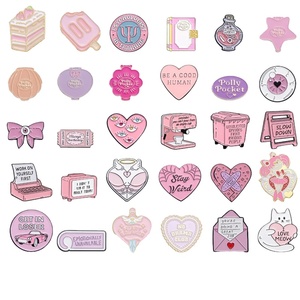 Sac à dos toile d'araignée style punk, croix émaillée, badge de prière tendance, texte 'Pink Love Stay Weird' imprimé en typographie, électroplaqué - Product Image 6