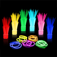 Lot de 100 bâtons lumineux LED pour la pêche, idéaux pour les fêtes de Noël ; Comprend des bracelets et des colliers lumineux