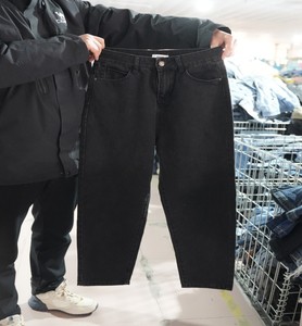 Vaqueros Usados de 38 kg para las Cuatro Estaciones, Venta al por Mayor de Fábrica, Ajuste Popular para Chicas Urbanas que Buscan un Estilo Elegante y Seguro para el Uso Diario - Product Image 1
