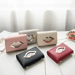 Crisp & Cute Estilo Grande Boca Mulheres Bolsas Bolsas Pequena Praça Flap Bolsa Botão Magnético Encerramento Metal Cadeia Sling Bag