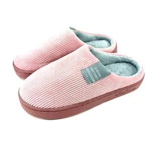 Las más nuevas pantuflas peludas de terciopelo con alta calidad para mujeres Zapatillas de dormitorio de invierno con suela de PVC