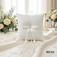 Coussin de mariage brodé et gaufré avec nœud appliqué R0743