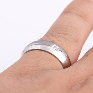 Anillo Minimalista de Acero de Titanio de 6 mm con Diseño Geométrico de Diamante Redondo, Unisex, para Uso Diario - Product Image 3