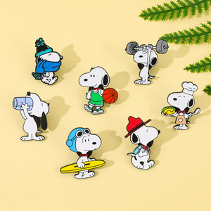 Fabrieksgemaakte Snoopy emaille pin, schattige witte hond sportbadge, anime revers pin broche voor tas - Product Image 1