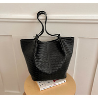 Sac à bandoulière en PU à motif tissé simple, grande capacité, couleur unie, avec poignée
