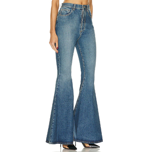 Pantalones de cuero personalizados en forma de bota que se ajustan a la figura y están hechos de material vaquero - Product Image 3