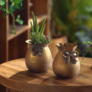 Jarrón de Escritorio Rústico de Hierro con Diseño de Lazo y Acabado Antiguo para Decoración con Plantas Suculentas - Product Image 1