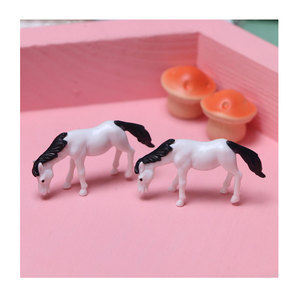 100 pièces/lot Miniatures 3D en résine Cheval Blanc et Brun pour Jardin Féerique, Accessoire de Photographie, Décoration DIY Maison et Aménagement Paysager - Product Image 5