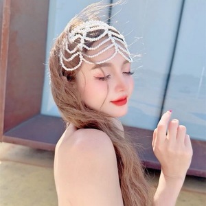 Chaîne de tête en maille et perles style années 20, serre-tête vintage blanc à pompons et perles pour mariée - Product Image 2