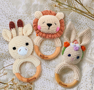 Cadeau de douche de bébé <span class=keywords><strong>personnalisé</strong></span> animal gravé <span class=keywords><strong>hochet</strong></span> au crochet avec nom anneau de <span class=keywords><strong>hochet</strong></span> de bébé en <span class=keywords><strong>bois</strong></span> <span class=keywords><strong>personnalisé</strong></span> - Product Image 6