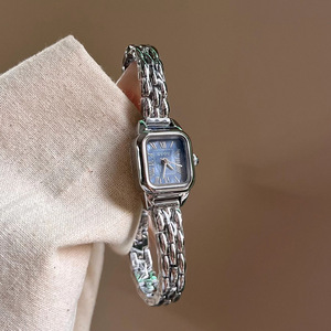 Montre-bracelet vintage dorée populaire 2026 pour femme, style français avec chiffres romains, montre fine, cadeau idéal pour les amoureux - Product Image 4