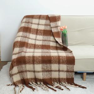 Manta Tejida con Flecos de Mohair Blanca y Marrón, Diseño a Cuadros, Ecológica, para Todas las Estaciones - Product Image 1