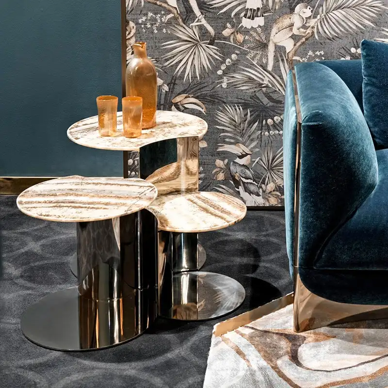 Tavolino da tè moderno in acciaio inossidabile dorato con gamba in marmo e piano rotondo