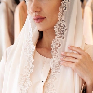 Vente en gros de nouveaux modèles de hijabs en crêpe de soie, foulards en satin uni, foulards en georgette brodés de dentelle florale - Product Image 2
